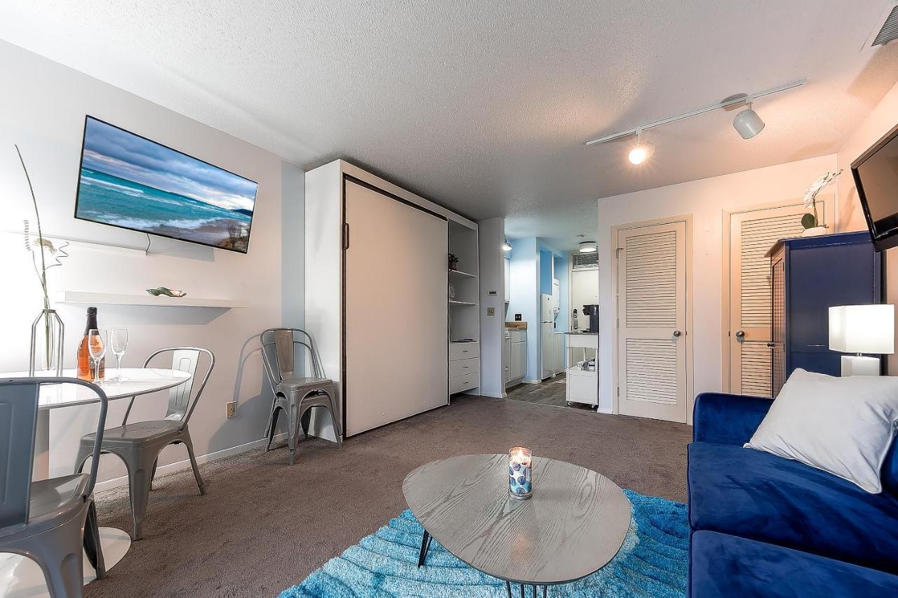 Beautiful Lake View Studio Condo At The Shores ทราเวิร์สซิตี้ ภายนอก รูปภาพ